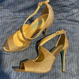 Blue by Betsey Johnson Tacie womens cross glitter heels 7
